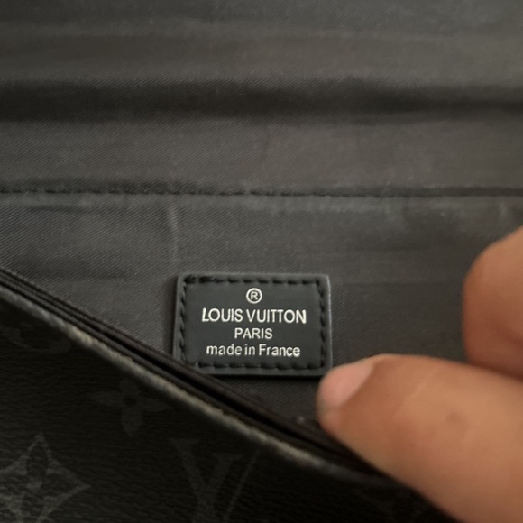 Louis Vuitton - Picture 3 of 4